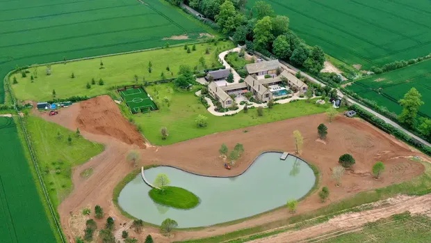 Tampilan penampakan dari udara rumah David Beckham di Cotsworlds.