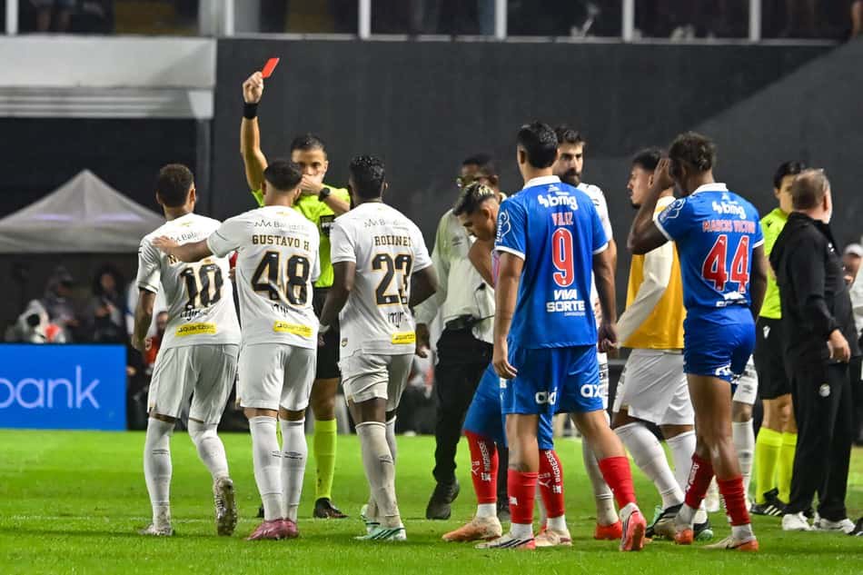 Neymar recebeu cartão vermelho do árbitro durante partida contra o Bahia - (Foto: Jota Erre/AGIF/Folhapress)