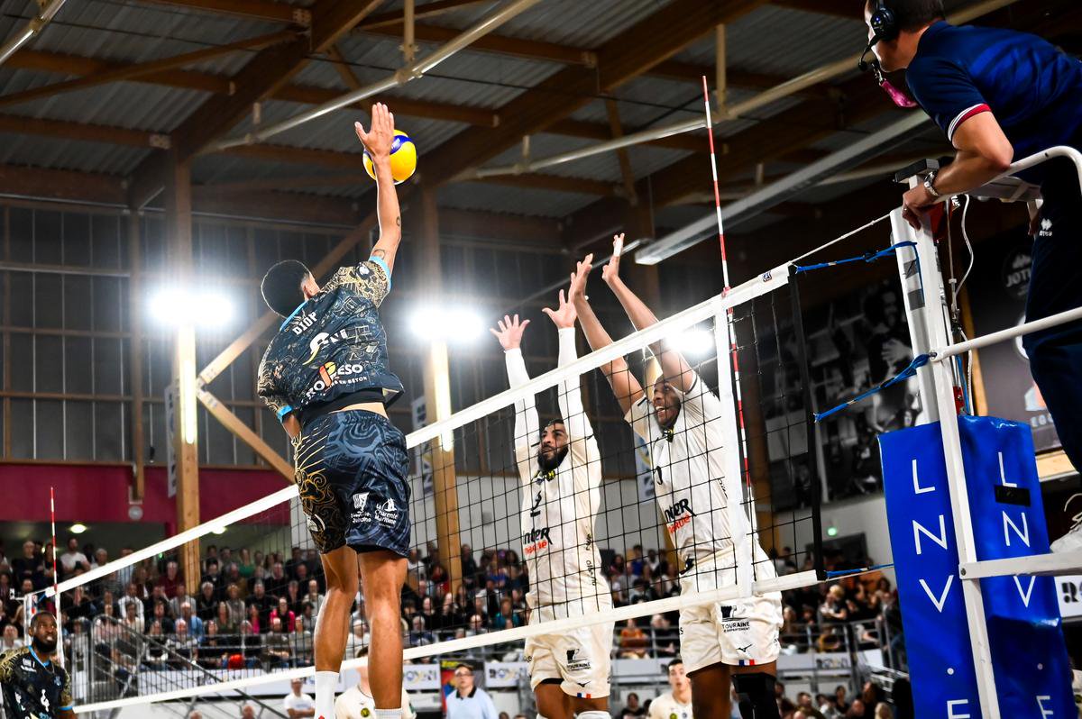 Earvin Ngapeth, au contre, n’a pu enrayer l’attaque royannaise avec Cheikh Diop.