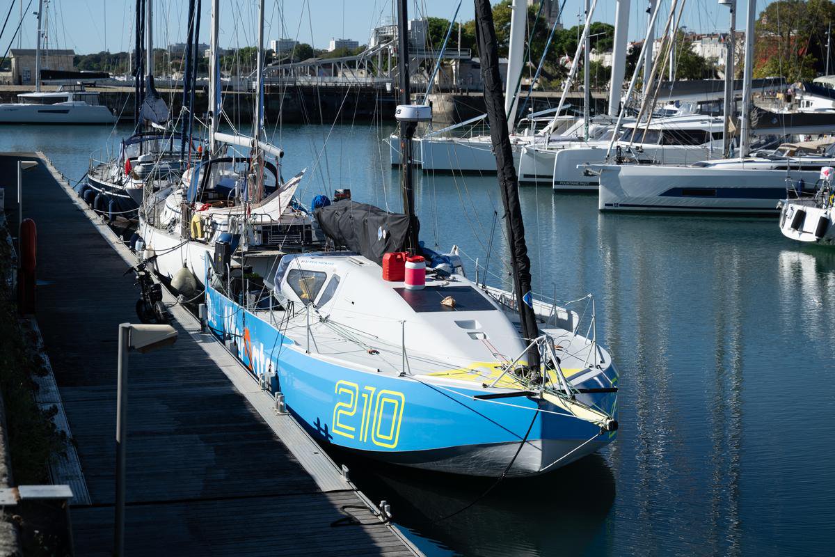 « Afterdata - Elcia » est un Class40 à l’étrave proéminente et arrondie et dont la particularité est le toit, qui recouvre la moitié du cockpit et permet de mettre le skipper à l’abri.