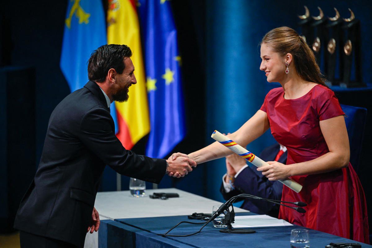 Messi receives top Spanish award from heir to throne