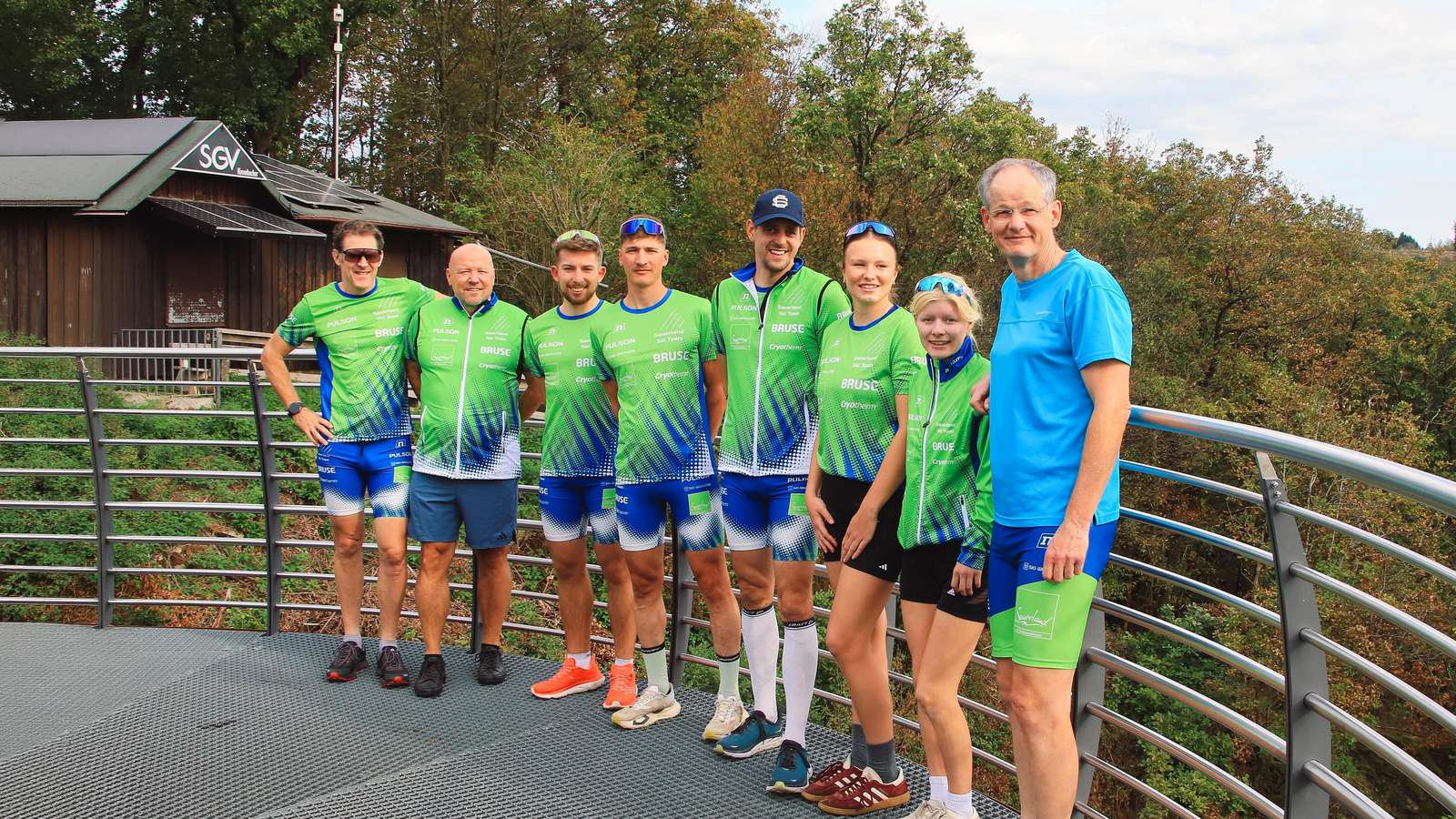 Die Athleten des Sauerland Ski Teams am Skywalk Biggeblick vor dem traditionellen Astenrollen.