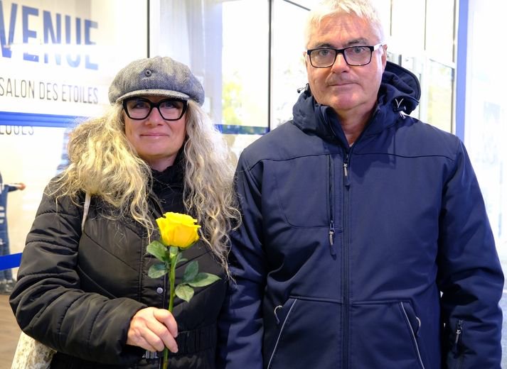Christine Carobbio avec sa rose offerte par le SUA dans le cadre d’Octobre rose et son mari, Joël. / Photo Richard Bohan