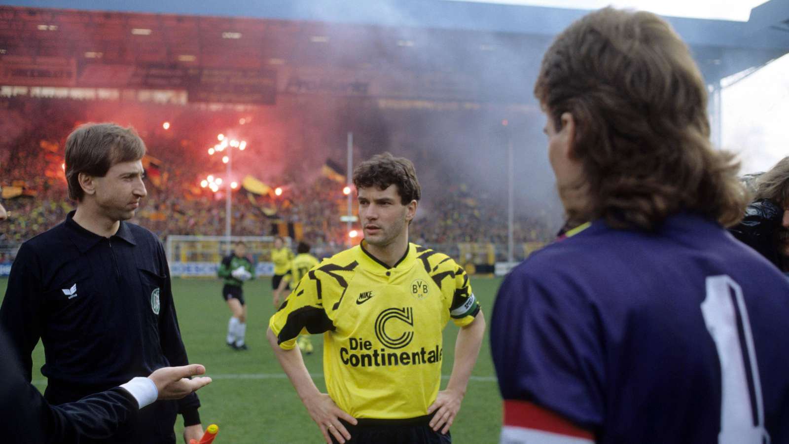 Michael Zorc (m.) und Ulli Stein (r.) bei der Partie BVB – Eintracht Frankfurt (28. März 1993)