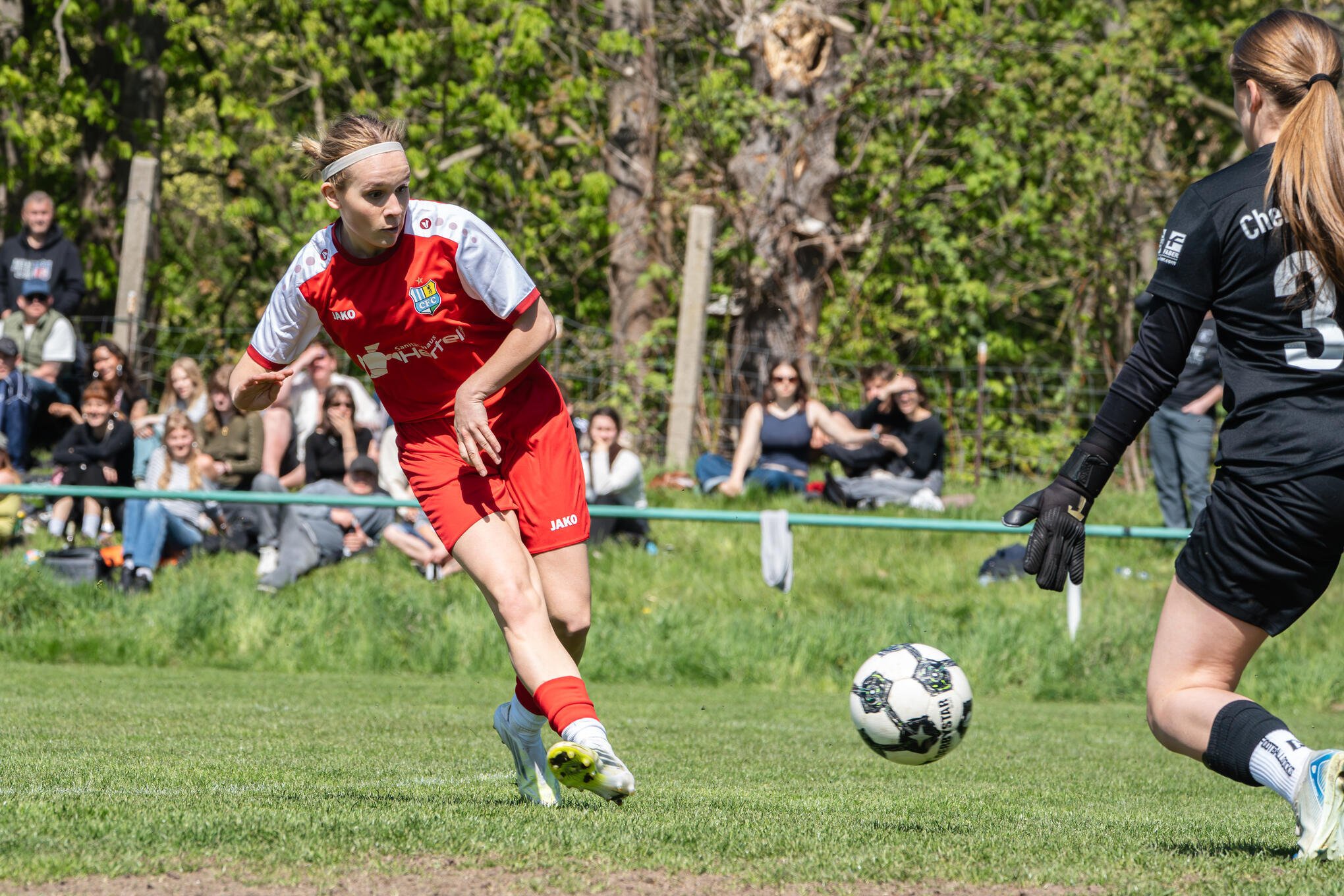 Yella Mihalyi (links beim CFC-Spiel aus der vergangenen Saison gegen Chemie Leipzig) war jüngst für die Deutsche Kleinfeld-Nationalmannschaft auf Kreta am Ball.