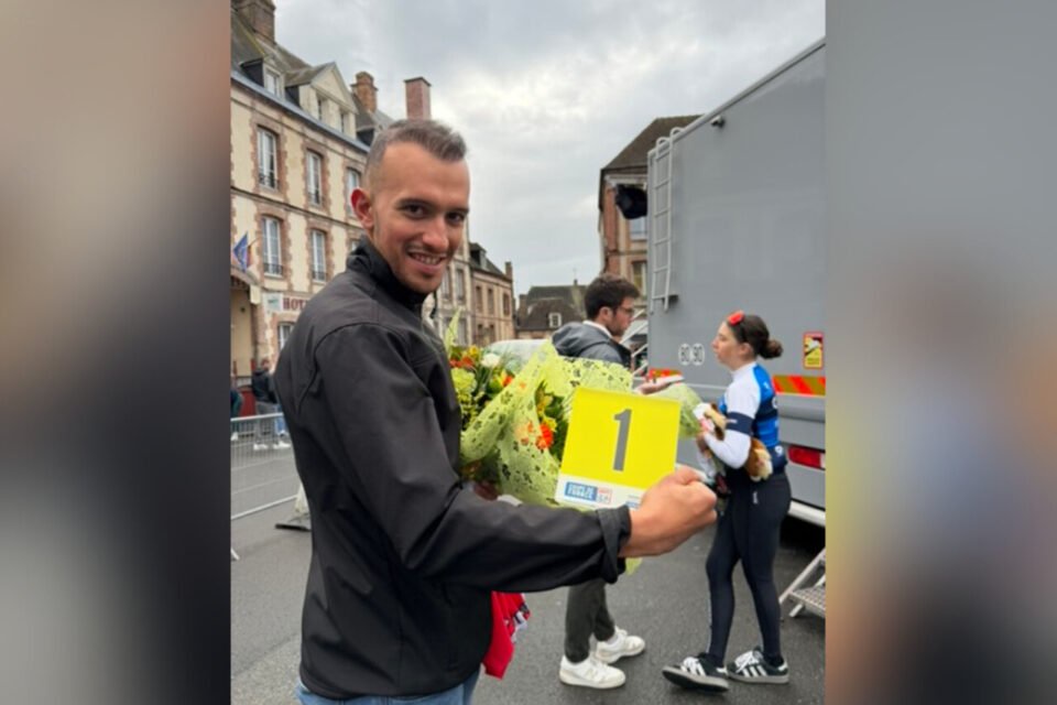 Lilian Langella avec le dossard jaune de vainqueur de la Coupe de France remis à Marmande Women Développement.