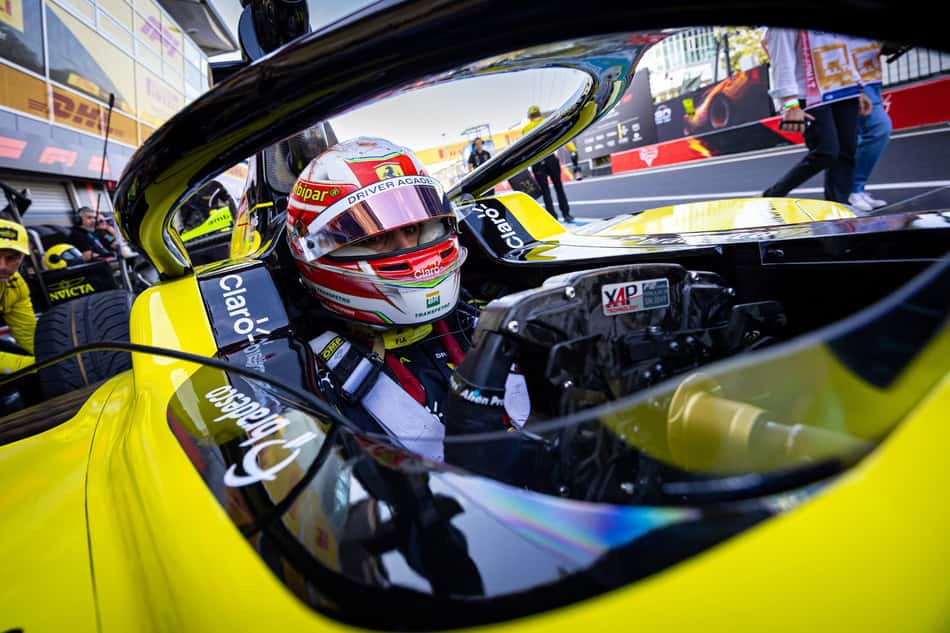 Rafael Câmara de capacete, dentro do carro da Invicta Racing, durante o GP da Itália pela Fórmula 2