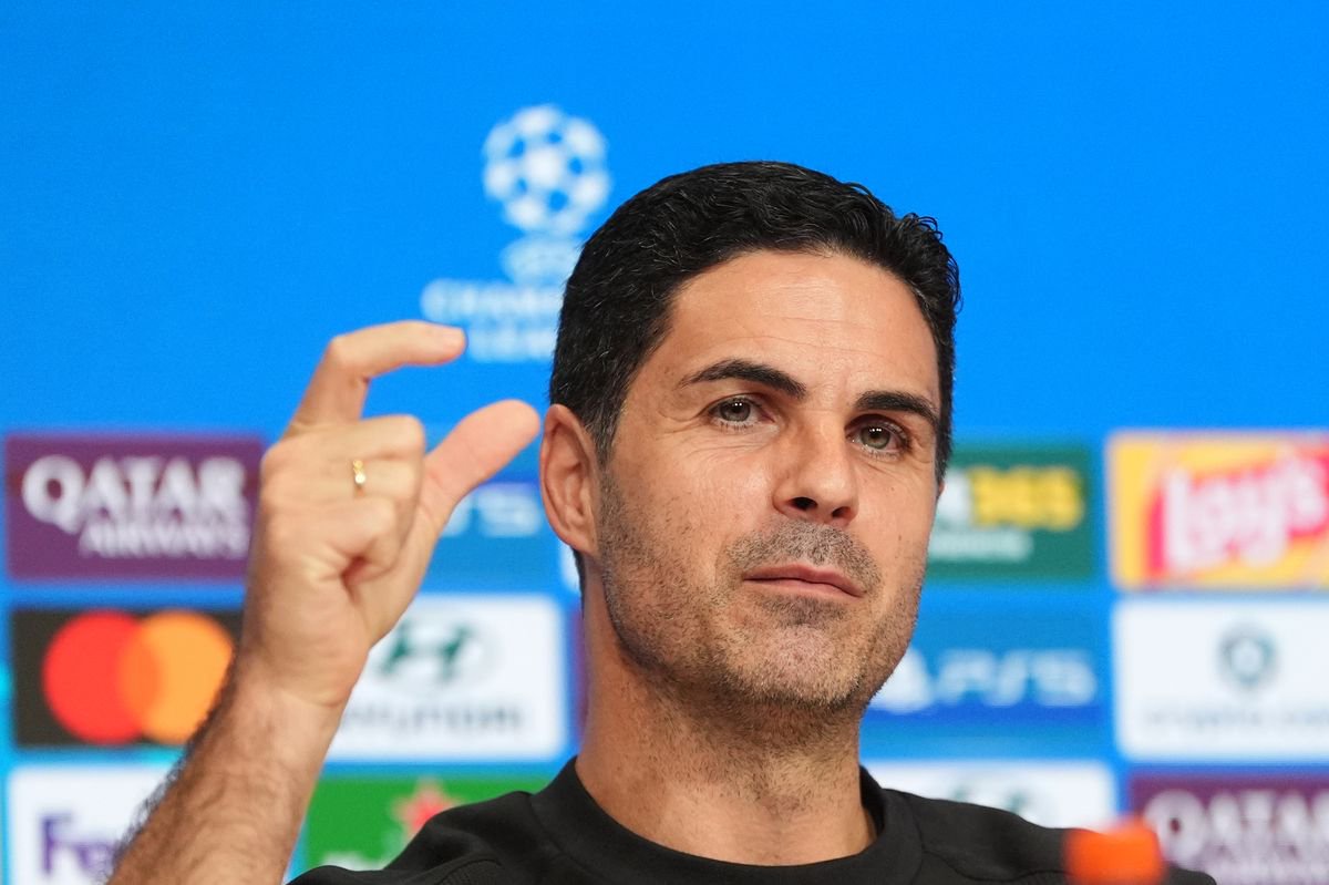 Mikel Arteta gestures
