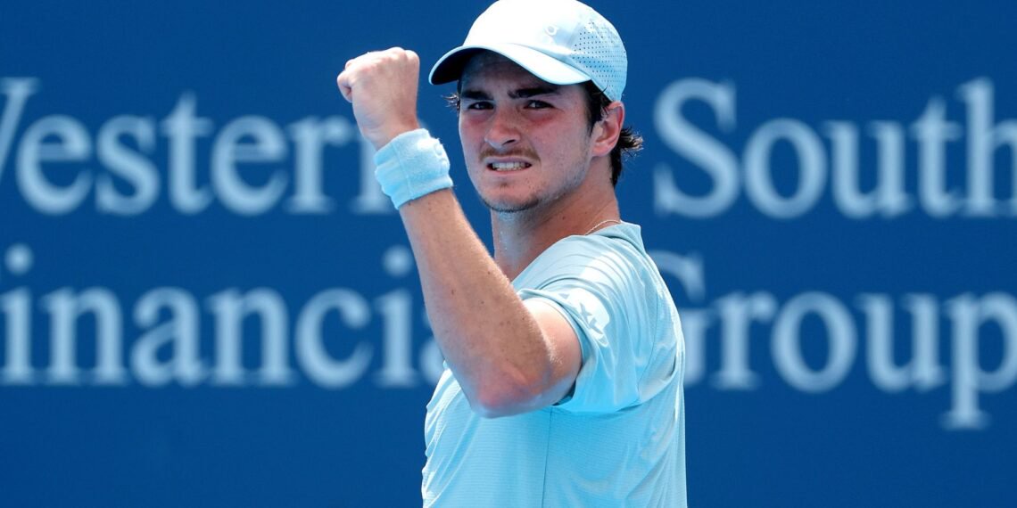 João Fonseca recebe resposta de Roger Federer após revelar sonho de jogar com o ídolo