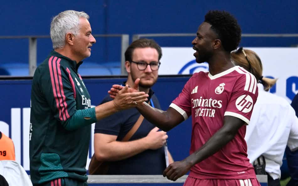 José Mourinho cumprimenta Vini Jr em jogo de pré-temporada do Real Madrid