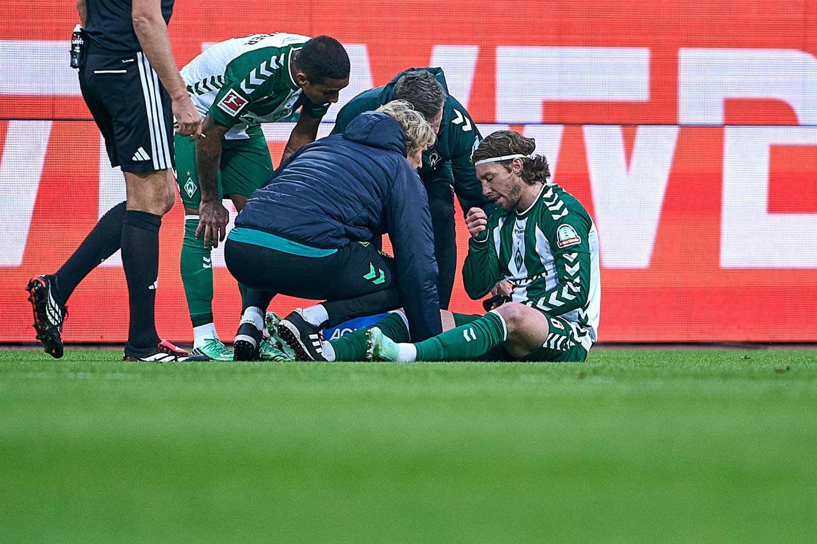 Das sah nicht gut aus: Mitchell Weiser wird behandelt und muss schon früh im Spiel des SV Werder Bremen gegen die TSG Hoffenheim ausgewechselt werden.