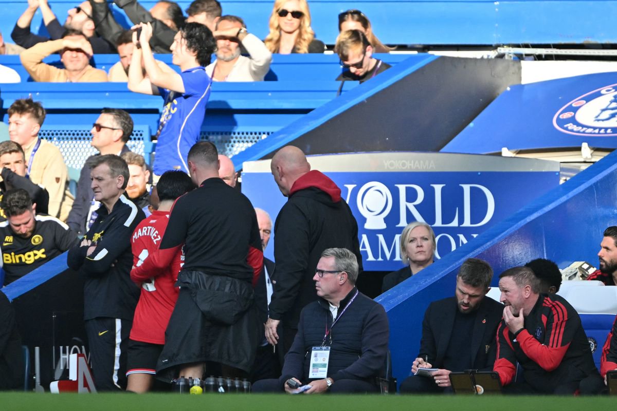 Michael Carrick (2R) speaks with Manchester United's assistant coach Steve Holland (R) as Manchester United's Argentinian defender #06 Lisandro Martinez leaves the pitch