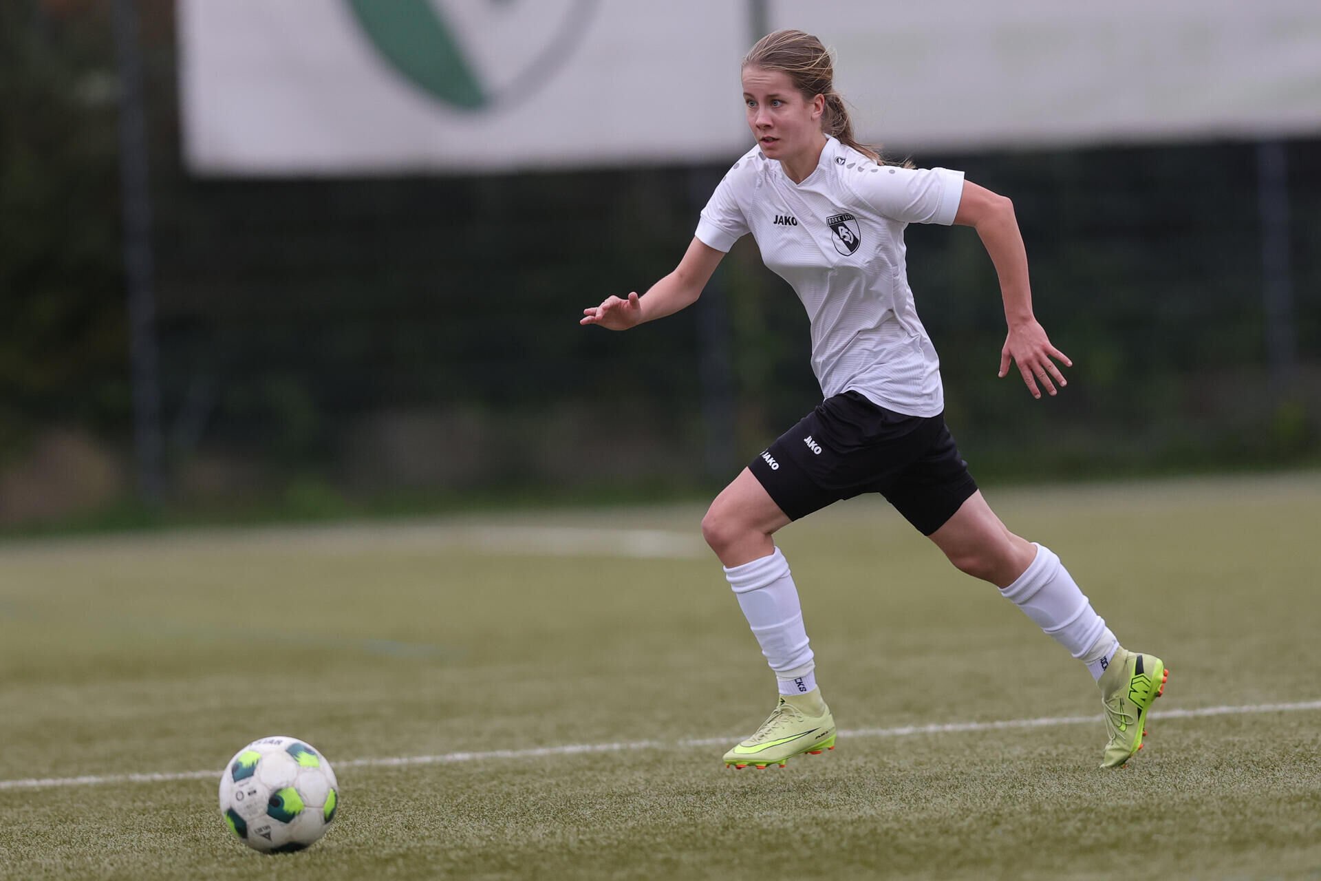 Emily Sluiter dribbelt