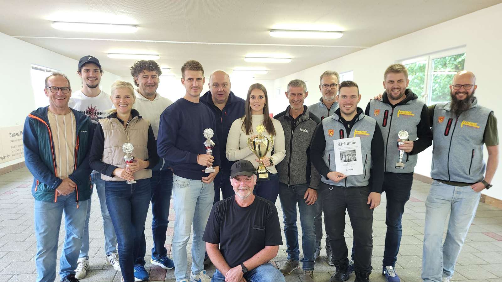 Sie haben es aufs Siegerpodest geschafft (v.l.n.r.): Thomas Reiser, Simon Gafus, Ornella Gafus, Walter Gafus („Namaste“), Stephan Kraus, Manfred Gröppmair, Nadine Nagler („Hau Danem“), Bürgermeister Theo Falterer, Manfred Miesauer, Matthias Kümmel, Johannes Brandl, Denes Gabor Jacint („Lentner“) sowie (vorne) Karl Nagler („Hau Danem“).