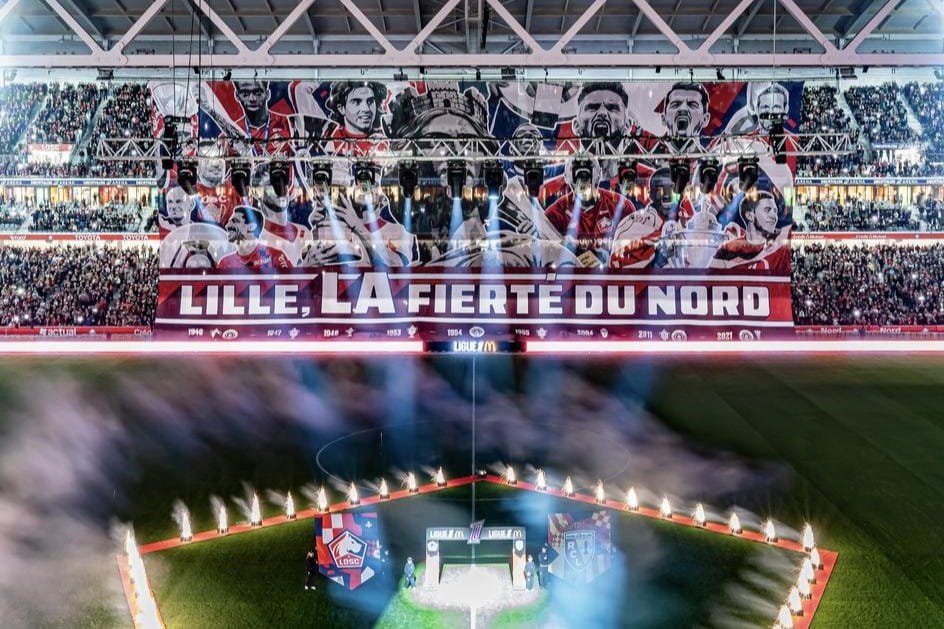 Le tifo des supporters lillois entre le LOSC et le RC Lens.