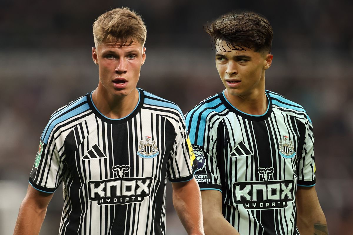 Newcastle United's Sean Steur and Lewis Miley