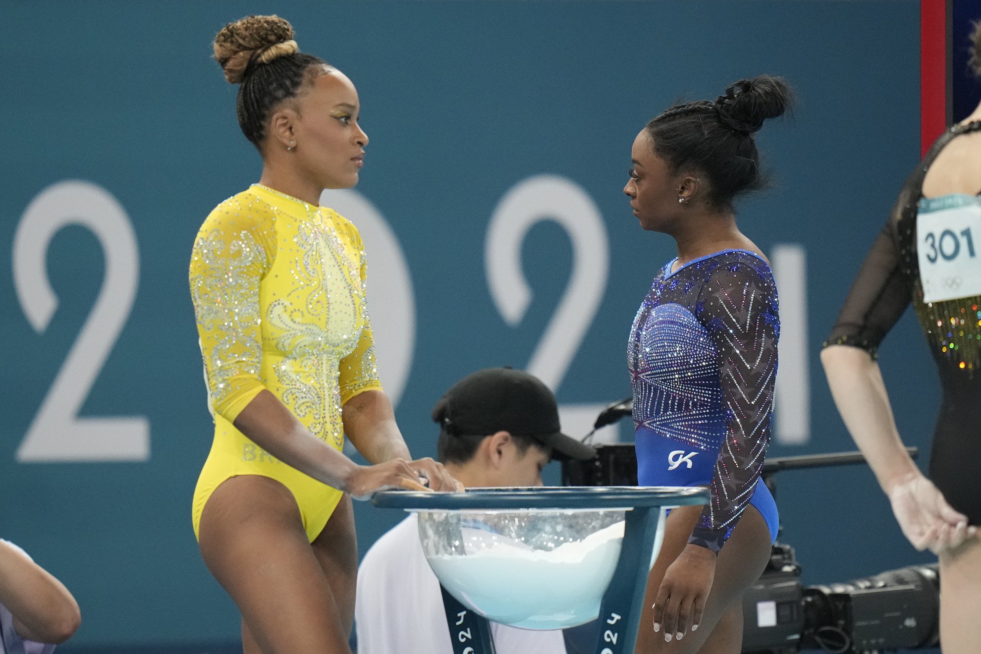Rebeca Andrade and Simone Biles.&nbsp;