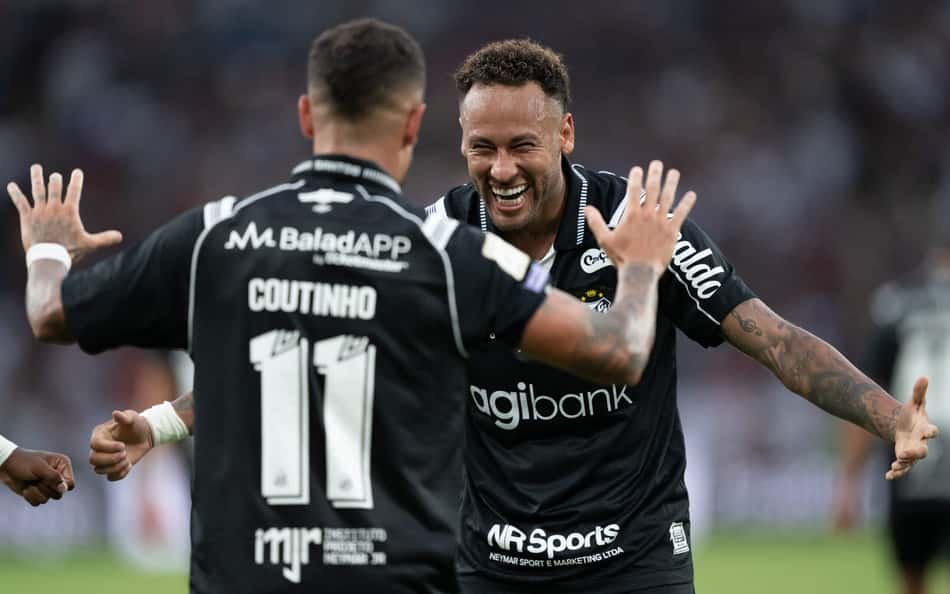 Neymar e Coutinho comemorando a vitória contra o Fluminense, no último domingo (18)/