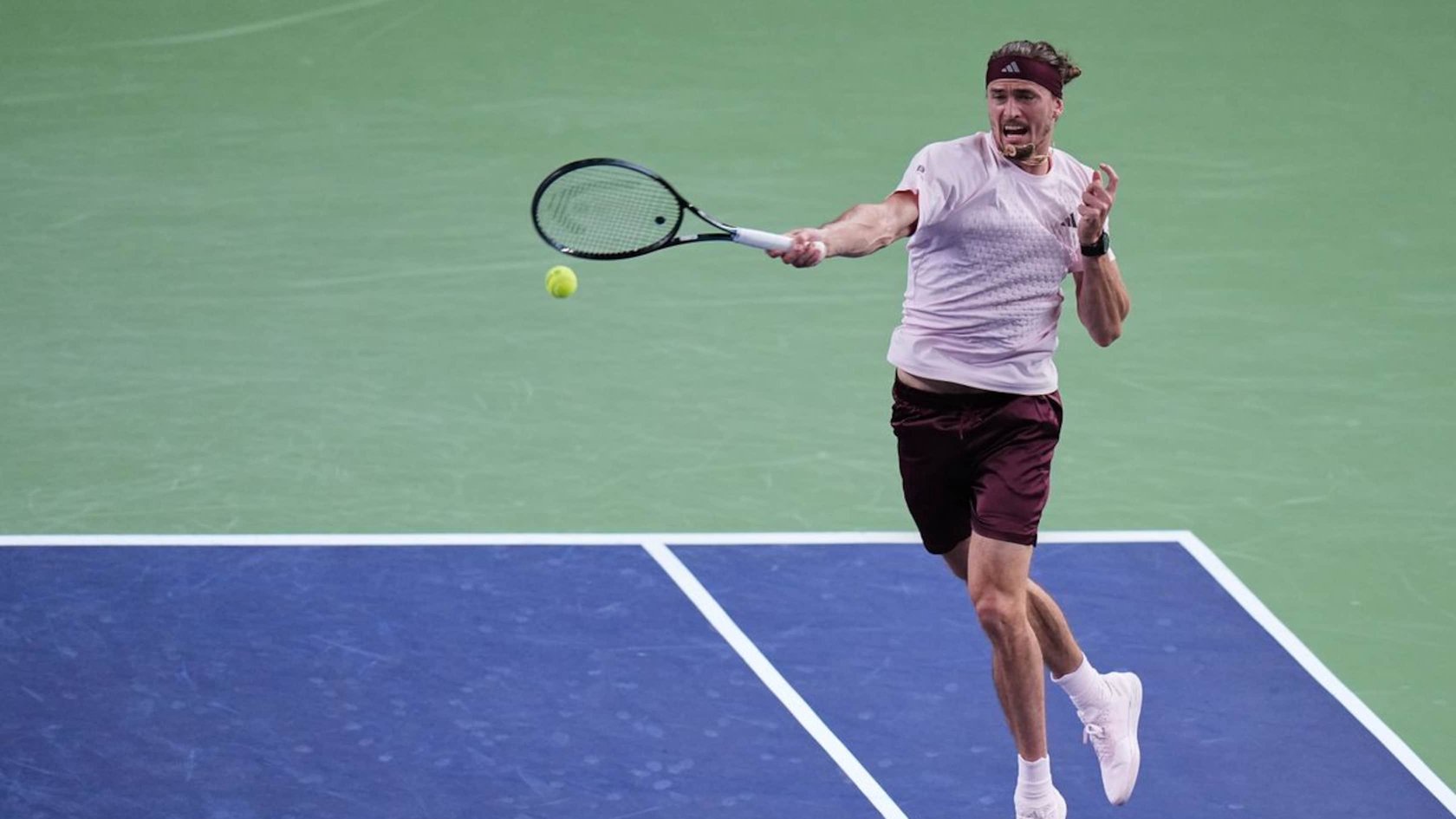 Alexander Zverev schlägt beim ATP-Turnier in Shanghai einen Ball.