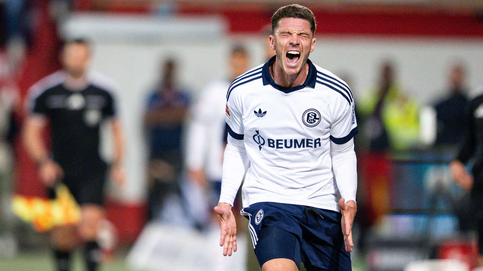 Robin Gosens jubelt im Schalke-Auswärtstrikot 2026/27.