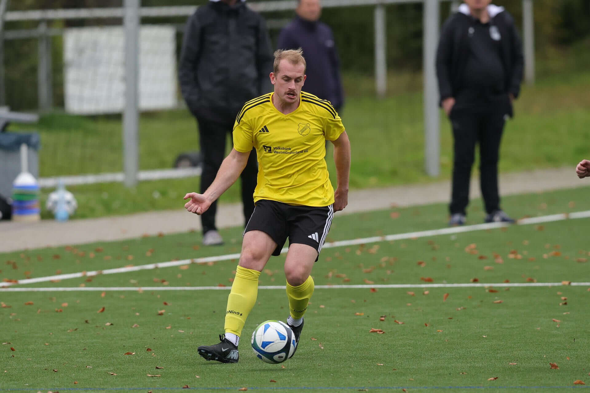 Luca Helmig beim Dribbling