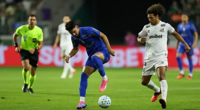 O jogador Flaco López, da SE Palmeiras, disputa bola com o jogador do Santos FC, durante partida válida pelas quartas de final, volta, da Copa do Brasil, na arena Nubank Parque. (Foto: Cesar Greco/Palmeiras/by Canon)