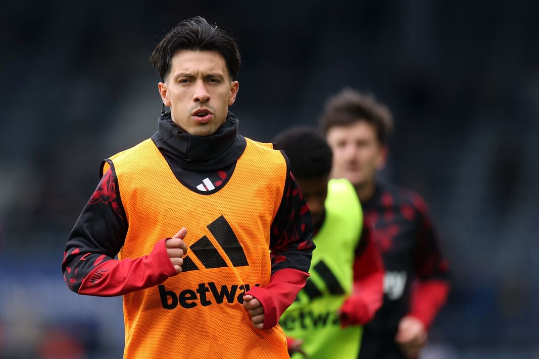 Lisandro Martinez warms up
