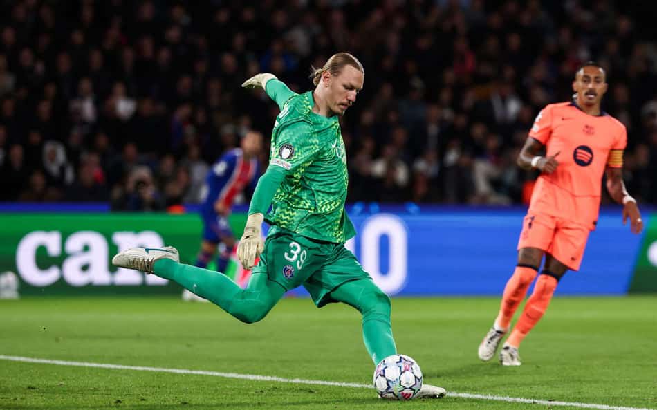 Safonov em ação pelo PSG contra o Barcelona, pela Champions League