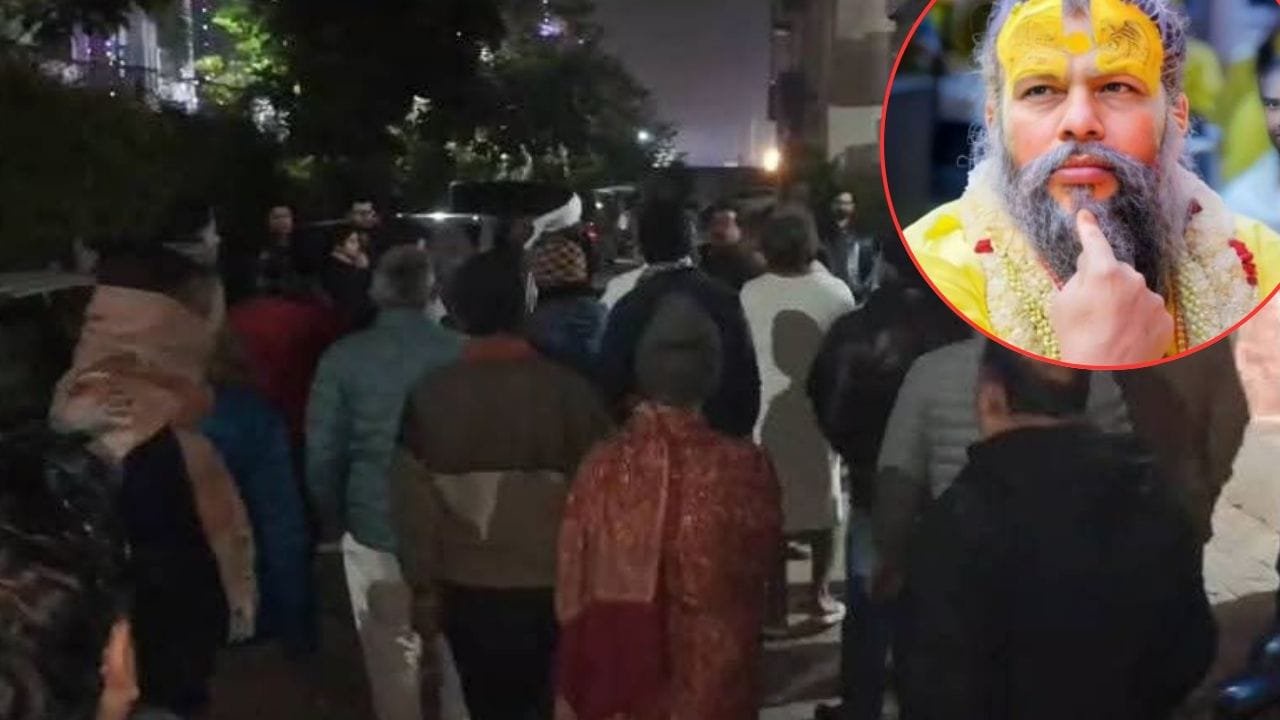वृंदावन में प्रेमानंद महाराज के फ्लैट में लगी भीषण आग, लोग बोले- हम मदद करने गए लेकिन...