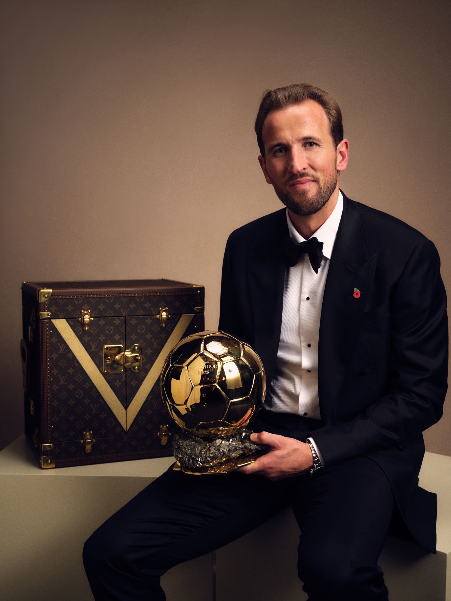 Harry Kane avantcentre au Bayern Munich avec le Ballon d'Or 2026 devant son crin Louis Vuitton.