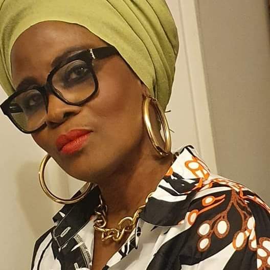 L Humilite Precede La Gloire Selon La Bible Simone Ehivet Gbagbo dans un moment de prière - Opera News