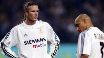 Real Madrid's David Beckham and Roberto Carlos look dejected. 