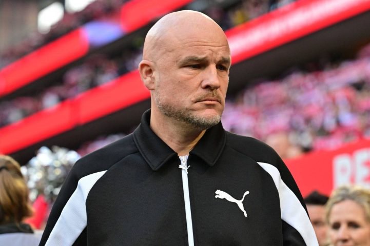 Rouven Schröder schaut ernst.
