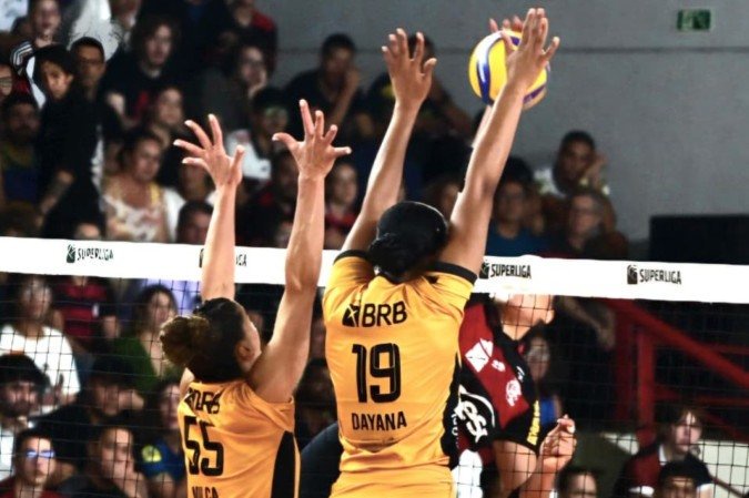 O bloqueio do Brasília Vôlei não foi páreo para deter os ataques do Flamengo na noite desta sexta-feira na capital -  (crédito:  Rogério Guerreiro/Brasília Vôlei)