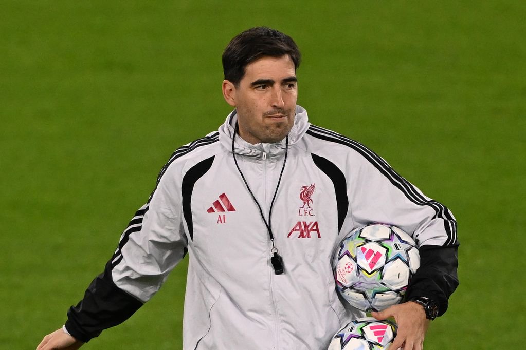 Andoni Iraola during a Liverpool training session.