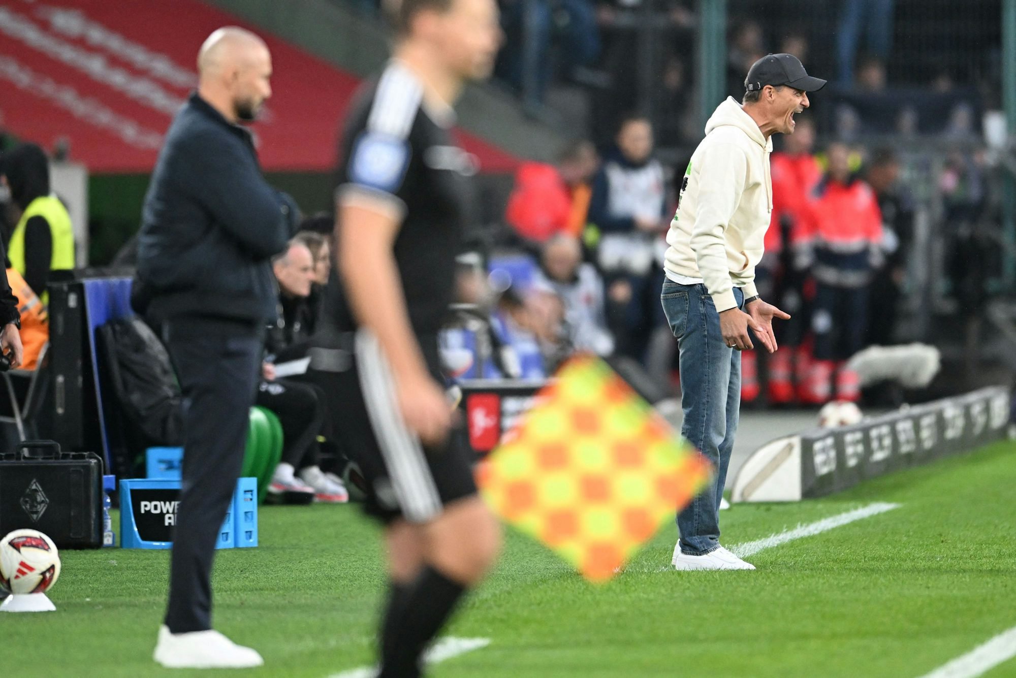 Trainer Alexander Blessin (re.) ist beim 1:2 gegen Hoffenheim überhaupt nicht zufrieden mit seiner Gladbacher Elf.