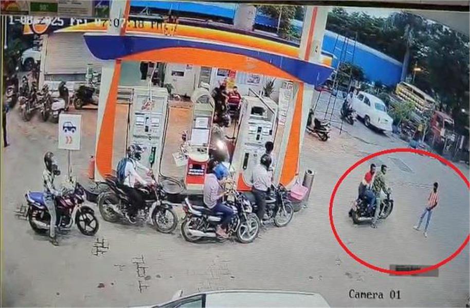 dispute at petrol pump over filling petrol without helmet