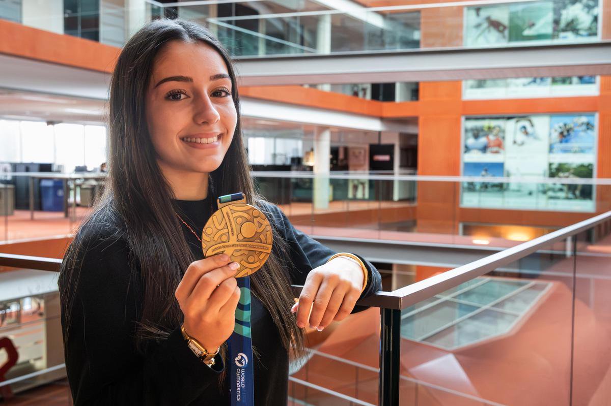 Maïana Prat, de passage à « Sud Ouest » avec sa médaille de bronze glanée lors des Championnats du monde de gymnastique 2026, à Rotterdam.