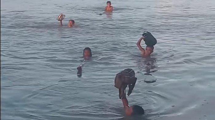 Miris! Siswa Sekolah Dasar di Kecamatan Kilmury Seberangi Aliran Sungai tuk ke Sekolah