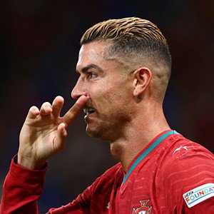 "O Nel Monteiro abandonou". Novo penteado de Ronaldo agita redes sociais  - Cristiano Ronaldo surpreendeu os fãs ao deixar o tom loiro do cabelo e voltar a ser moreno. O seu novo look provocou uma onda de reações nas redes sociais. 
