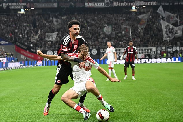 Eintracht Frankfurt's Nnamdi Collins, left, and 1. FC Köln's Borna Sosa battle for the ball during a Bundesliga soccer match, Friday, Oct. 16, 2026, in Frankurt, Germany. (Florian Wiegand/dpa via AP)