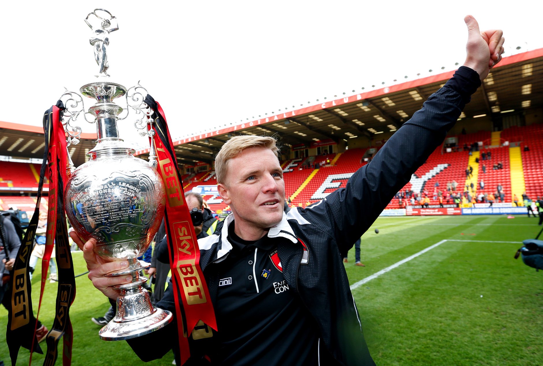 Eddie Howe celebrates winning the Championship title