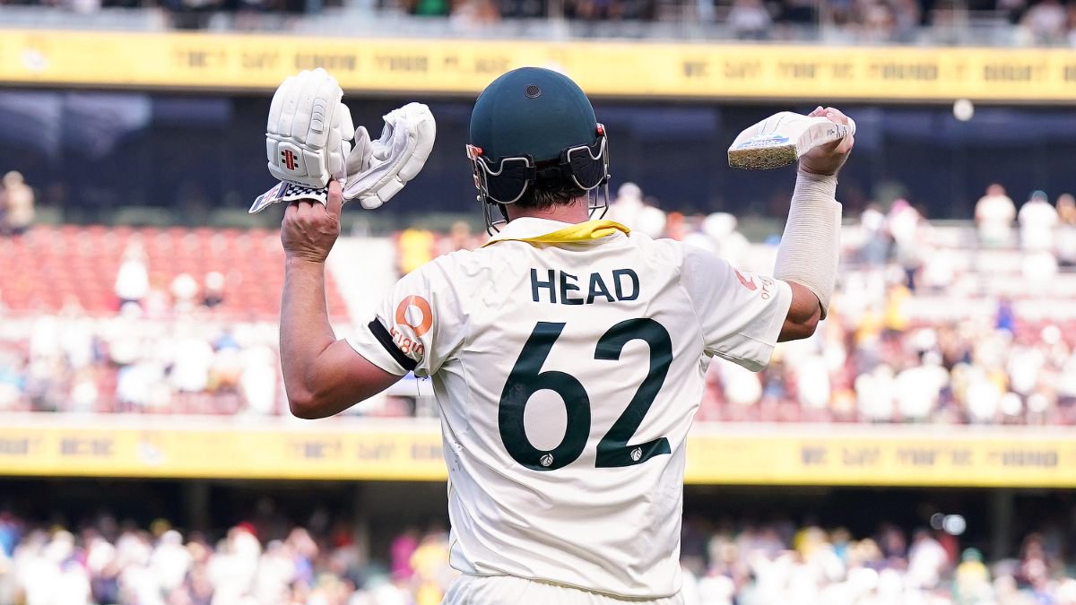 Travis Head appreciates the crowd