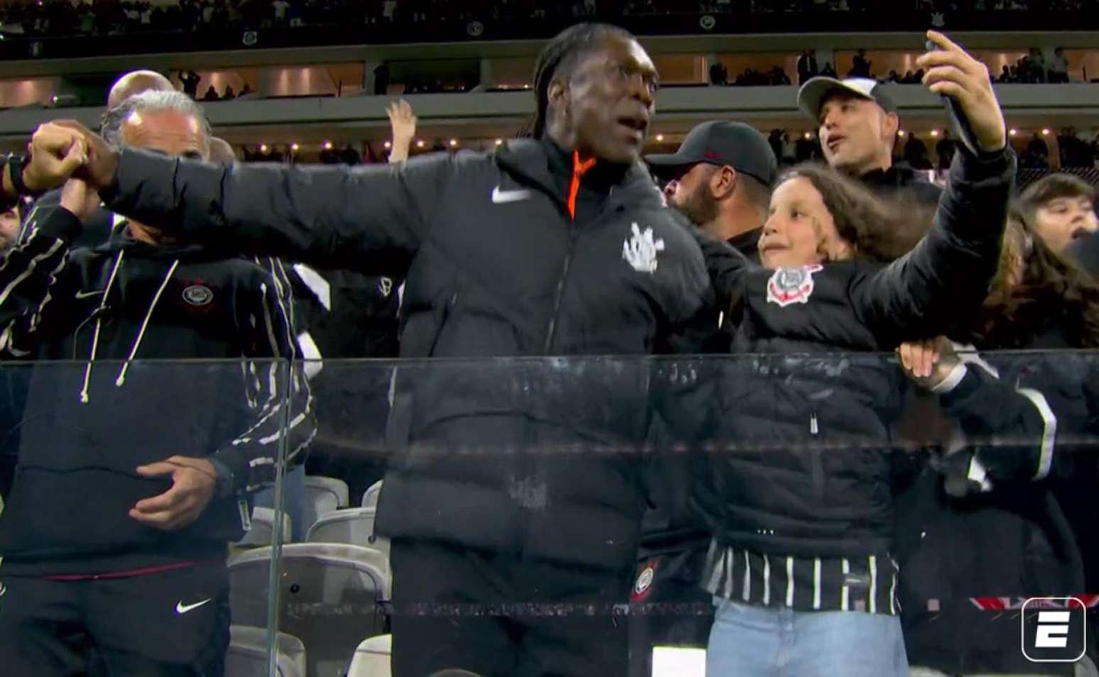 Seedorf a plenos pulmões na hora do poropopó. Ele viu o jogo das tribunas, passando informações pelo rádio