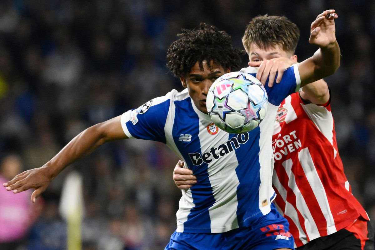 Souza battles with Esmir Bajraktarevic during the UEFA Champions League match between FC Porto and PSV Eindhoven at Dragao stadium