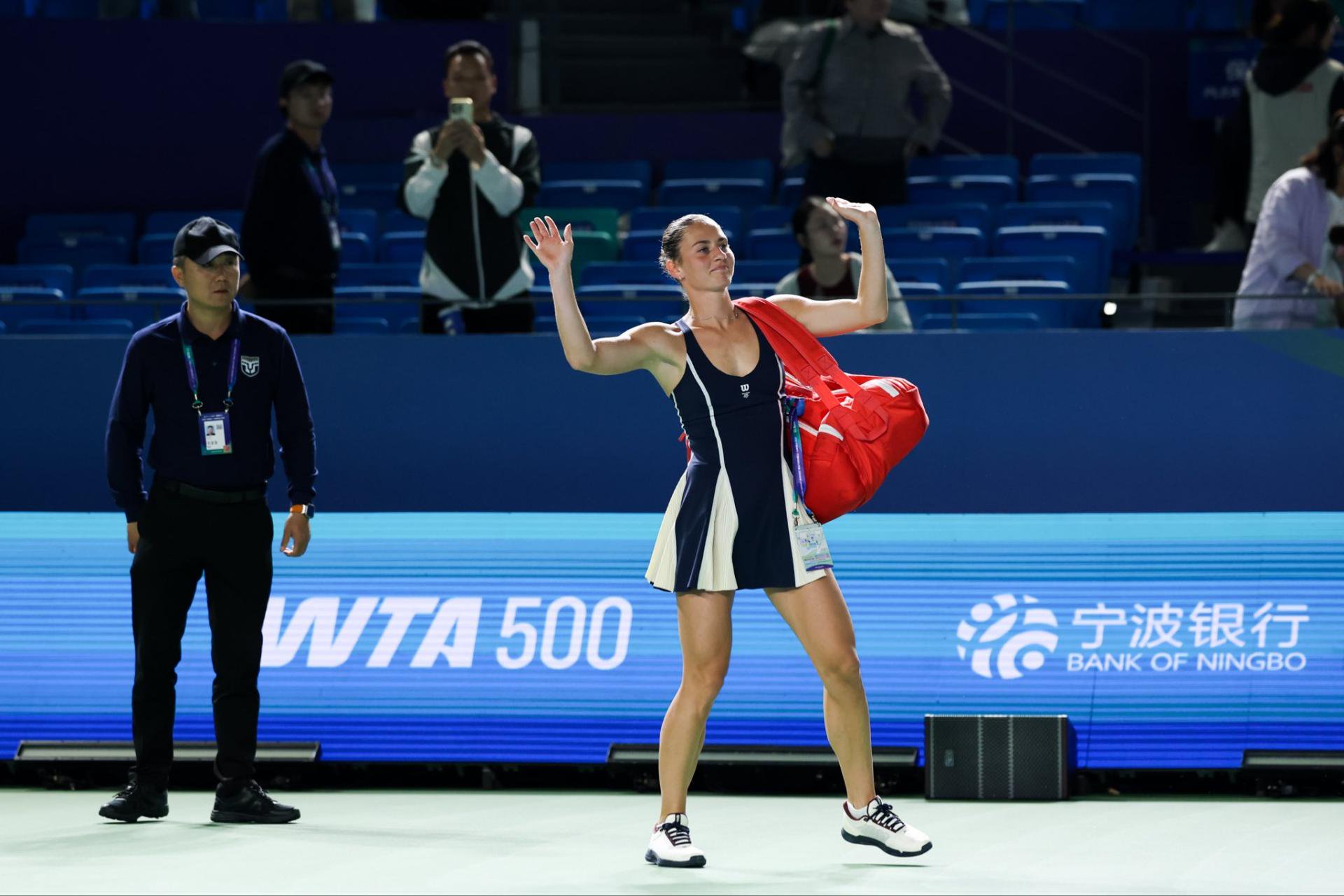 Ningbo: Marta Kostjuk gibt im Auftaktmatch verletzt auf – Teilnehmerfeld der WTA Finals steht fest