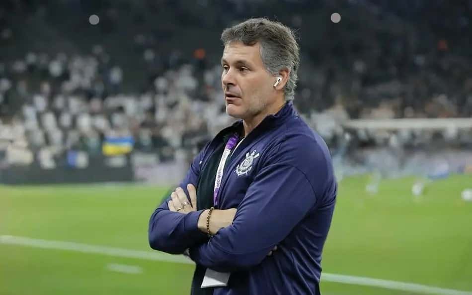 Armando Mendonça, vice-presidente do Corinthians, olhando para frente