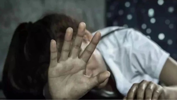 धार में छत पर सो रही युवती को जबरन उठाकर ले गया आरोपी, जान से मारने की धमकी देकर किया दुष्कर्म