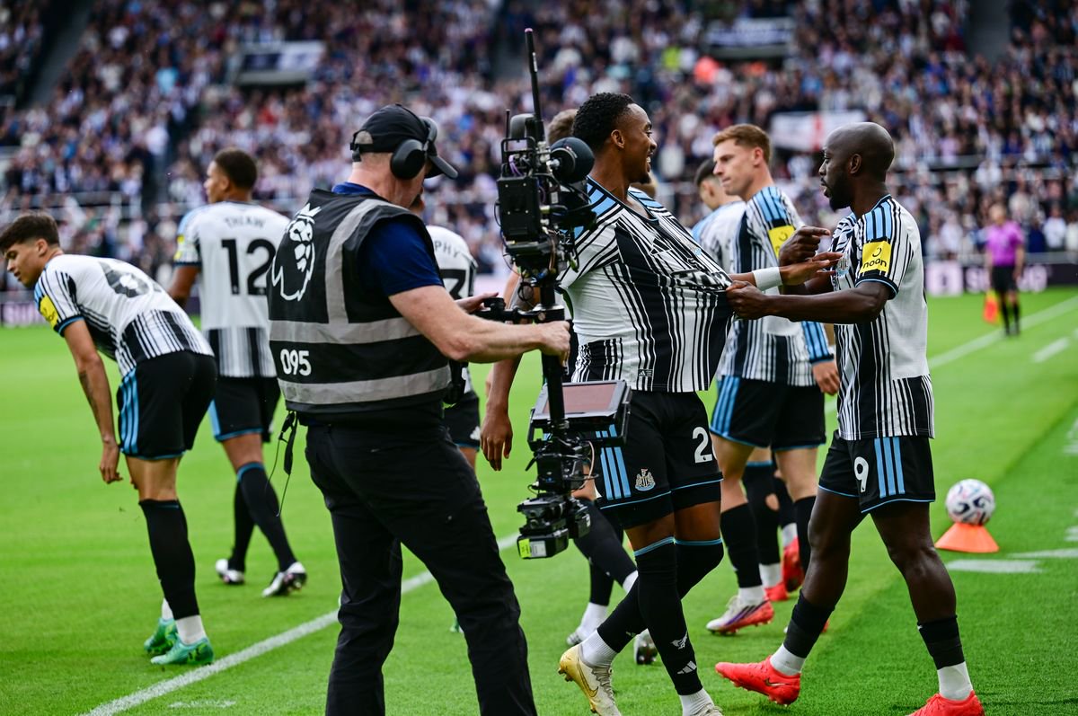 Joe Willock of Newcastle United celebrates with team-mates
