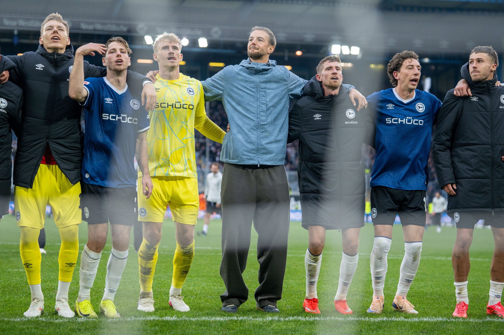 Während des Spiels konnte Arminia-Stürmer David Min (Vierter von links) nicht mitwirken, beim Jubeln nach dem Abpfiff war er aber mittendrin.